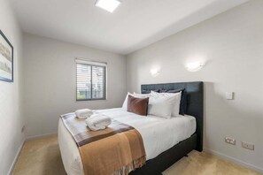 2 bedrooms, iron/ironing board, WiFi, bed sheets - Roberts Street Retreat - Taupo CBD (Taupo)
