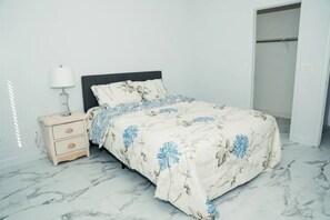 Room - Entire Home 5BRS Buckeye  Sleeps 15 with AC Tartesso Poolside Hacienda (Buckeye)