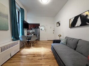 Living area - Sun-Drenched UWS Oasis: Steps to Central Park (New York)