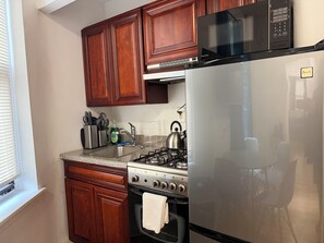 Private kitchen - Sun-Drenched UWS Oasis: Steps to Central Park (New York)