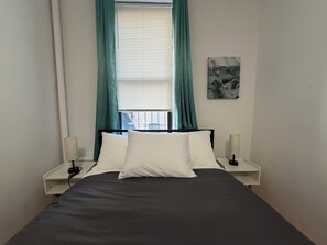 1 habitación, tabla de planchar con plancha y cuna de viaje