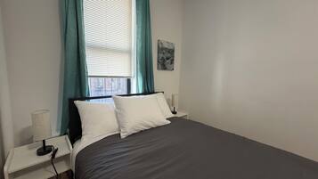 1 habitación, tabla de planchar con plancha y cuna de viaje