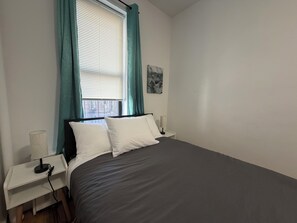 1 habitación, tabla de planchar con plancha y cuna de viaje