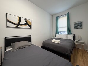 1 slaapkamer, een strijkplank/strijkijzer, reisbedje, gratis wifi