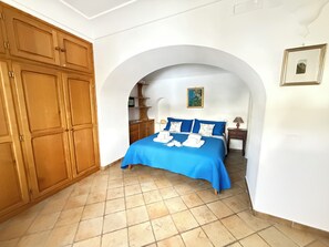 2 bedrooms, iron/ironing board, WiFi, bed sheets - Domus Floris Positano (Positano)