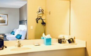 Bathroom - Central Motel SoMa Room with 2 Double Beds,Free Parking, Breakfast, Near Moscone (San Francisco)