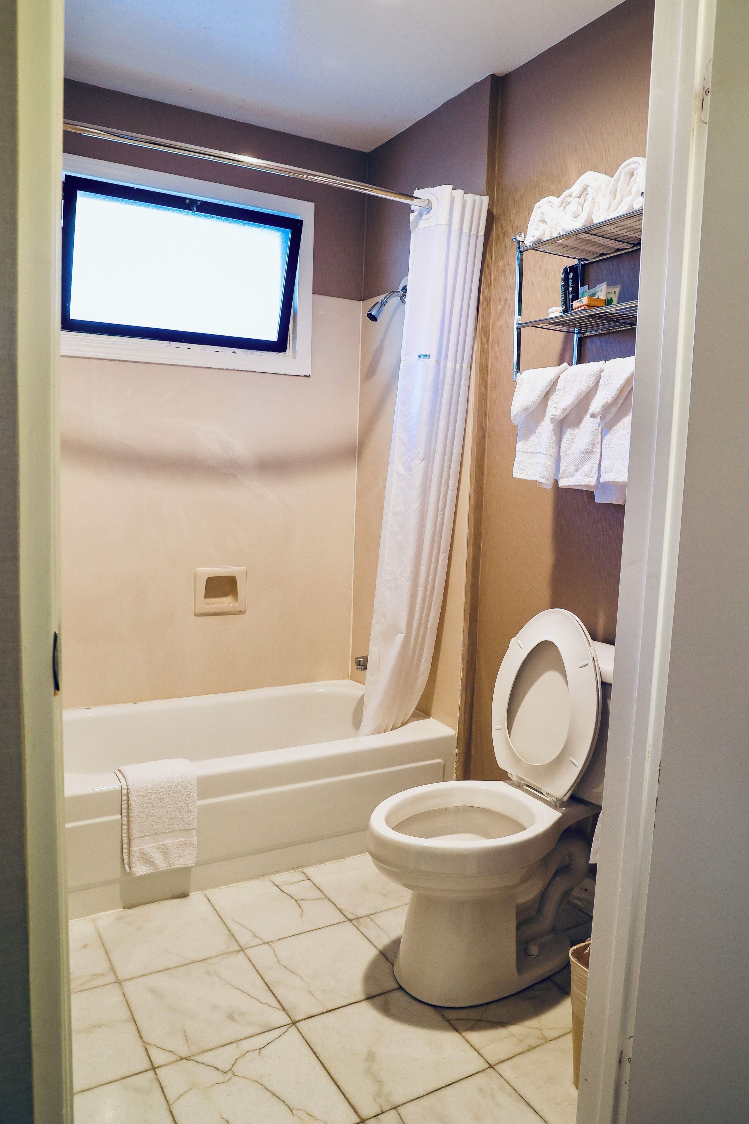 Haartrockner, Handtücher, Seife, Toilettenpapier