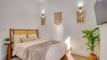 4 bedrooms, iron/ironing board, WiFi, bed sheets