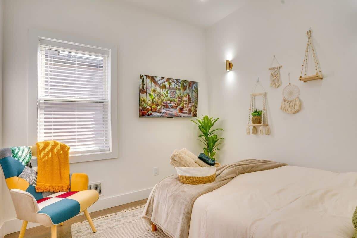 4 bedrooms, iron/ironing board, WiFi, bed sheets