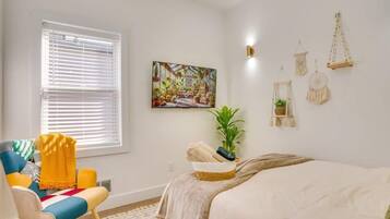 4 bedrooms, iron/ironing board, WiFi, bed sheets