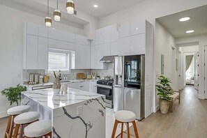 Fridge, microwave, oven, stovetop - Luxury Compound, NYC, MetLife, Rooftop Views (Jersey City)