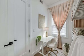 7 bedrooms, iron/ironing board, WiFi - Luxury Compound, NYC, MetLife, Rooftop Views (Jersey City)