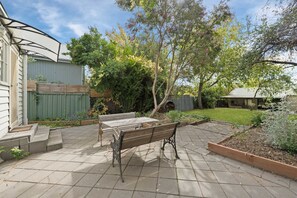 Outdoor dining - 2BR Miners' Cottage, Bendigo (Bendigo)
