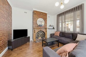 Living area - 2BR Miners' Cottage, Bendigo (Bendigo)