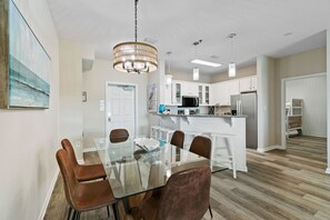 Dining - Beach n Bay 2 BR Condo w\ Beach Access Boat Slip & Stunning Views (Gulf Shores)