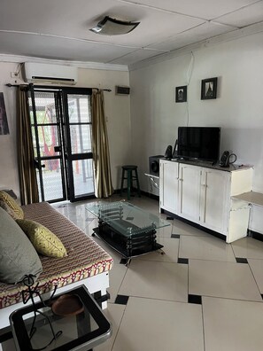 Living area - 5 person apartment with balcony in vibrant Wailoaloa, Nadi (Nadi)