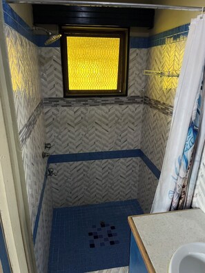 Dusche, Handtücher, Seife, Toilettenpapier