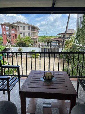 Outdoor dining - 5 person apartment with balcony in vibrant Wailoaloa, Nadi (Nadi)