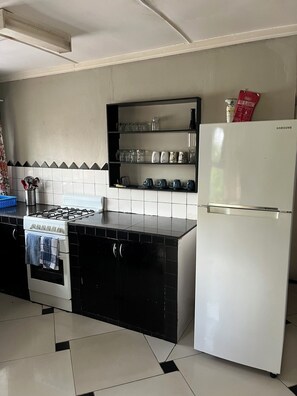Private kitchen - 5 person apartment with balcony in vibrant Wailoaloa, Nadi (Nadi)