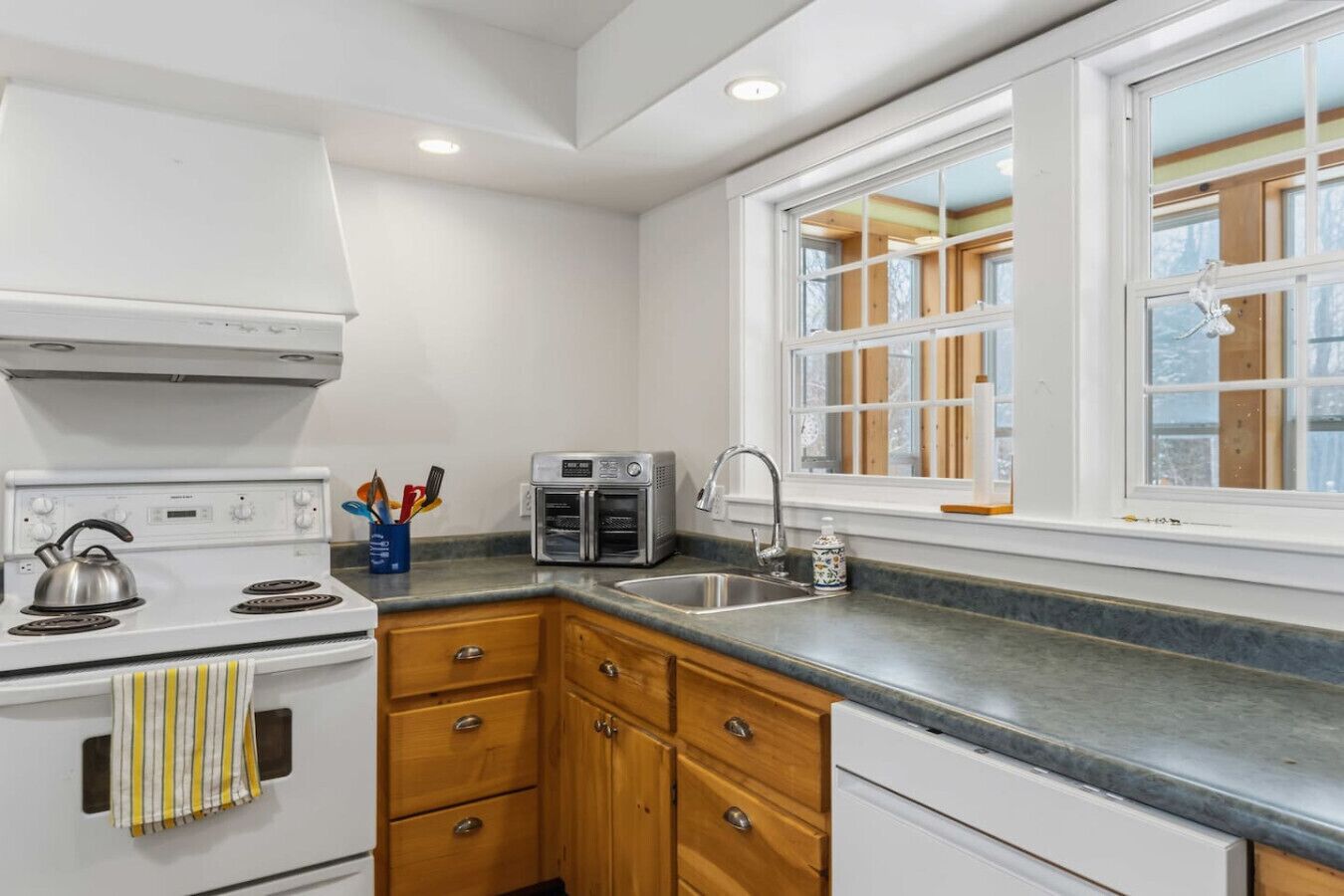 Microwave, oven, dishwasher, coffee/tea maker