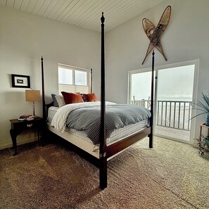 Room - Quaint 2-bedroom bungalow perched above Homer and Kachemak Bay. (Homer)