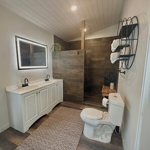 Bathroom - Quaint 2-bedroom bungalow perched above Homer and Kachemak Bay. (Homer)