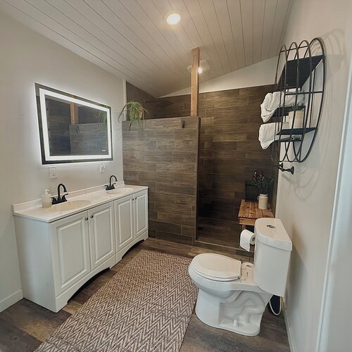Quaint 2-bedroom bungalow perched above Homer and Kachemak Bay.