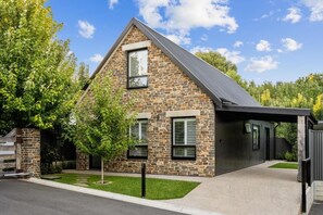 Vale 194 no. 5 (3 Bedroom House)