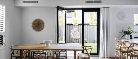 Vale 194 no. 5 (3 Bedroom House) | Espacio para trabajar con laptop y tabla de planchar con plancha