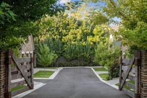 Property grounds - Vale 194 (Vale)