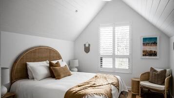 Vale 194 no. 4 (3 Bedroom House) with EV charger | Laptop workspace, iron/ironing board, free WiFi, bed sheets