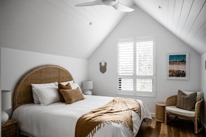 Vale 194 no. 4 (3 Bedroom House) with EV charger | Laptop workspace, iron/ironing board, free WiFi, bed sheets