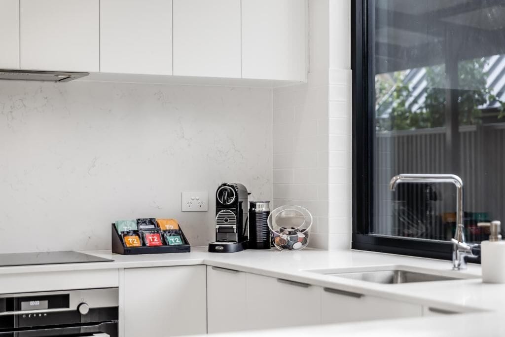 Full-size fridge, microwave, oven, stovetop