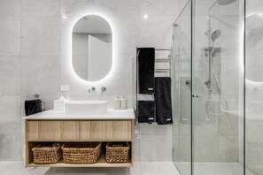 Separate tub and shower, deep soaking tub, hair dryer, heated floors - Vale 194 (Vale)