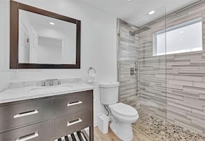 Bidet, towels, soap, toilet paper - 3-bedroom house in lovely Fort Lauderdale with AC (Fort Lauderdale)