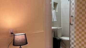 Comfort dubbelrum - utsikt mot innergården | Badrum