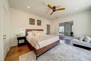 6 bedrooms, iron/ironing board, WiFi, bed sheets - Under the Oak: A timeless retreat w/modern luxury (San Antonio)