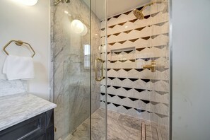 Dusche, Haartrockner, Handtücher, Seife