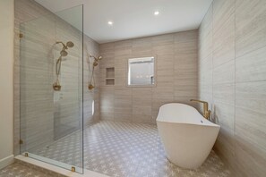 Shower, hair dryer, towels, soap - Under the Oak: A timeless retreat w/modern luxury (San Antonio)