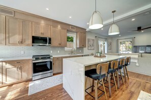 Private kitchen - Under the Oak: A timeless retreat w/modern luxury (San Antonio)