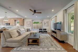 Living area - Under the Oak: A timeless retreat w/modern luxury (San Antonio)