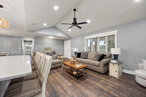 TV -  Retreat house upper floor w/ 2 bedrooms in fabulous Nancy with cool AC breeze (Nancy)