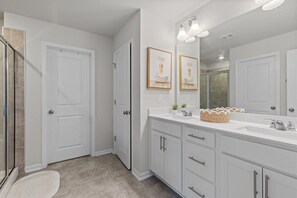 Shower, hair dryer, towels, soap - Perfect 4BR • Sleeps 10 • Family and Pet Friendly (Wendell)