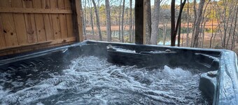Tucked Away: Waterfront, Hot Tub, Pickleball, 9 Guests, High End Kitchen & Baths