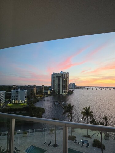 Lux in Black 2BR Bay, Pool & Ocean Views