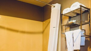Une salle de bain équipée d’une baignoire, de toilettes et d’un porte-serviettes avec des serviettes.