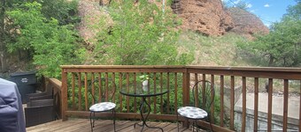 Black Hills Retreat - Spacious 2-BR Downtown Walkable Family Getaway