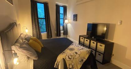 Black Hills Retreat - Spacious 2-BR Downtown Walkable Family Getaway