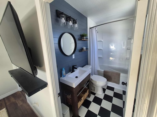 Soul Tides   
Cozy ocean view home! Close to amenities. 8 minutes from ferry.