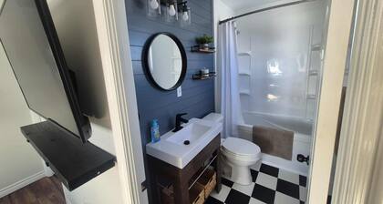 Soul Tides
Cozy ocean view home! Close to amenities. 8 minutes from ferry.